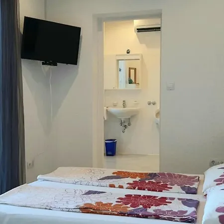 Apartment Doppelzimmer Mit Bad, Terrasse Und Pool Liznjan
