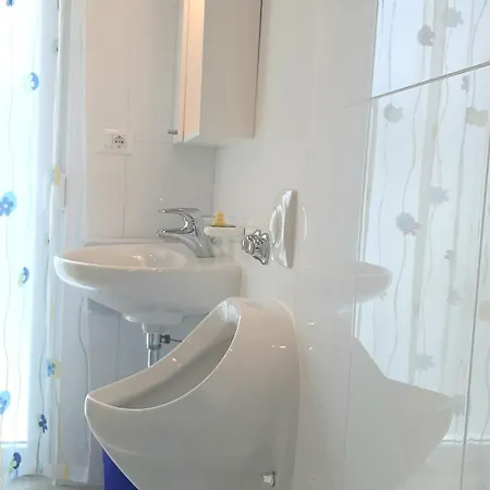 Апартаменты Doppelzimmer Mit Bad, Terrasse Und Pool