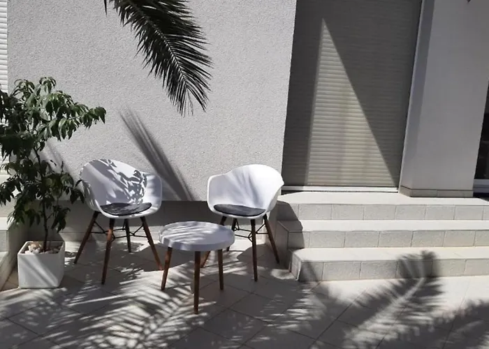 Apartment Helles Doppelzimmer Mit Bad, Terasse Und Pool Ližnjan
