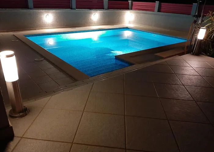 Apartment Helles Doppelzimmer Mit Bad, Terasse Und Pool Ližnjan